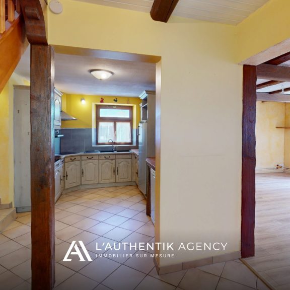 Entrée lumineuse desservant salon, cuisine, escalier et couloir nuit et salle d'eau