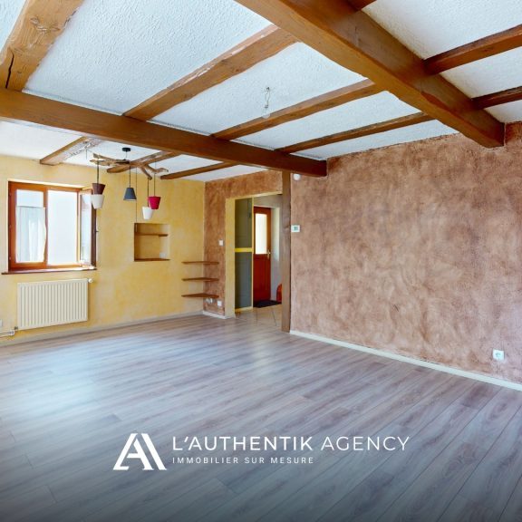 Vaste salon-séjour avec trois ouvertures qui laissent entrer une belle luminosité