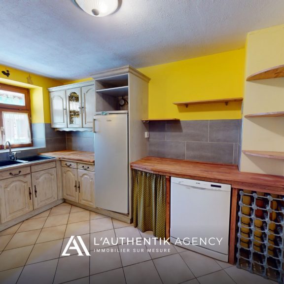 Cuisine séparée, équipée et fonctionnelle attenante au salon-séjour